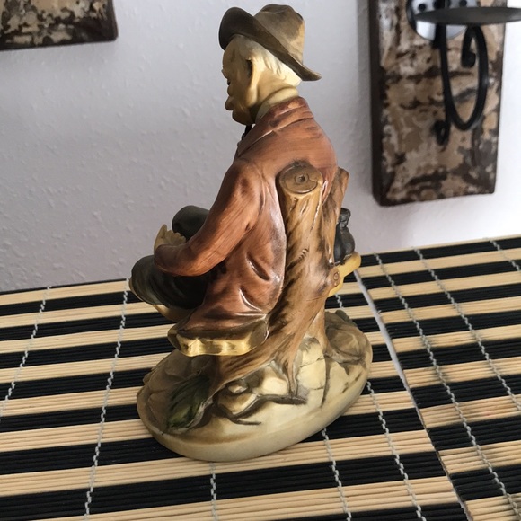 Man sitting on a bench - Picture 4 of 8